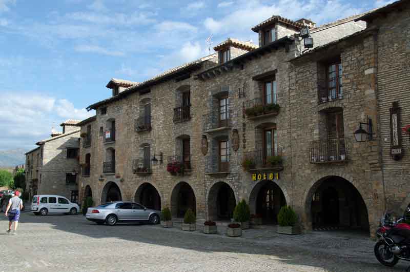 Huesca - Ainsa 07 - plaza Mayor.jpg
